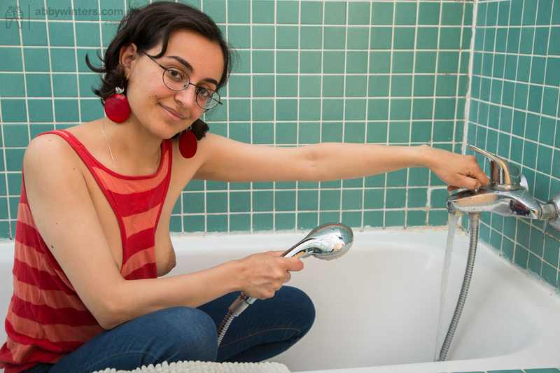 Yasmeena masturbates in the bath tub